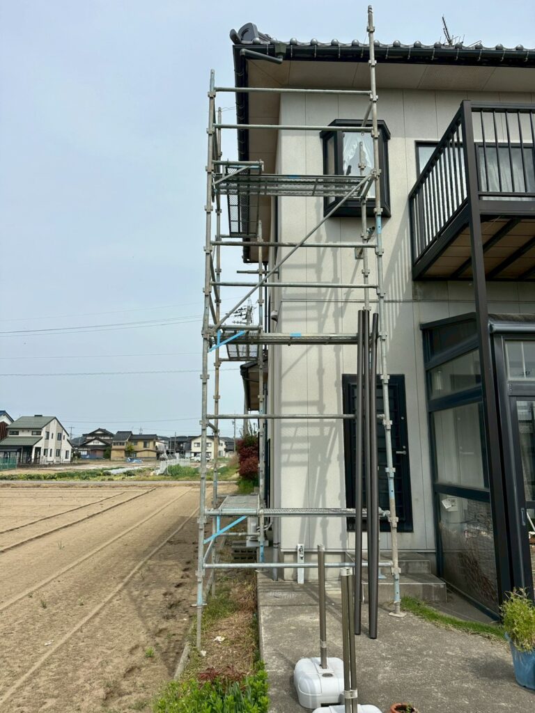 富山県氷見市で強風により破損した竪樋の修繕工事の様子